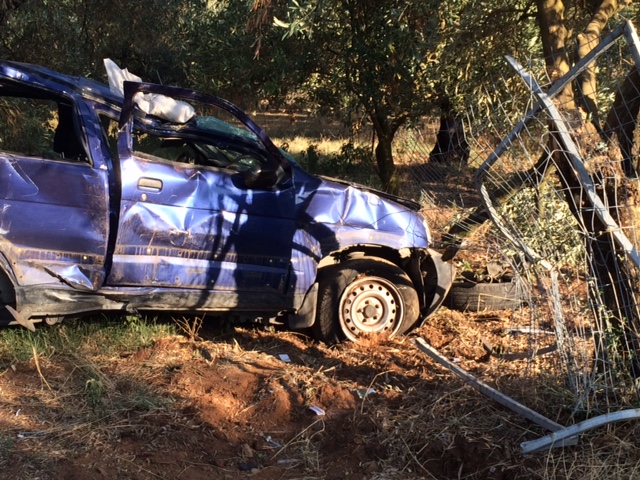 Ένας νεκρός στην επ. οδό Αγρινίου–Παναιτωλίου - Ι.Χ. καρφώθηκε σε σιδερένιο φράχτη και στην συνέχεια σε ελαιόδεντρο - Φωτογραφία 3