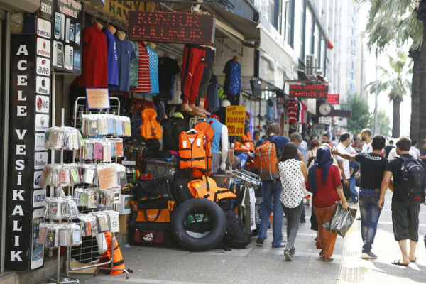 Σοκ: Οι Τούρκοι πωλούν σωσίβια και σαμπρέλες στους πρόσφυγες [photo] - Φωτογραφία 3