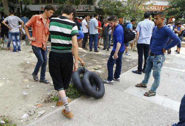 Σοκ: Οι Τούρκοι πωλούν σωσίβια και σαμπρέλες στους πρόσφυγες [photo] - Φωτογραφία 5