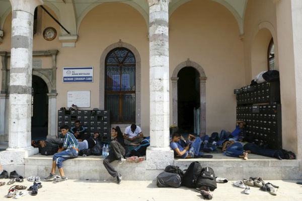 Σοκ: Οι Τούρκοι πωλούν σωσίβια και σαμπρέλες στους πρόσφυγες [photo] - Φωτογραφία 7