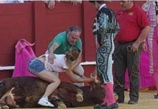 Αγκάλιασε τραυματισμένο ταύρο στην αρένα ακτιβίστρια λίγο πριν τον σκοτώσουν... [video] - Φωτογραφία 1