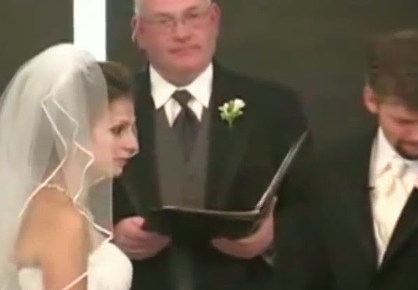 Παρακολουθούσαν το μυστήριο μέχρι που η νύφη τους έκανε άνω - κάτω... [video] - Φωτογραφία 1