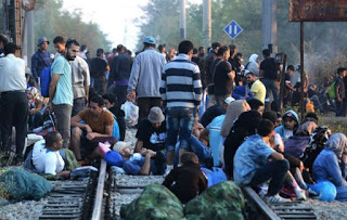 Με δακρυγόνα απωθούν τους μετανάστες οι αρχές των Σκοπίων στα σύνορα - Φωτογραφία 1