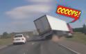 Ένας απρόσεκτος οδηγός Ι.Χ. φτάνει για να τουμπάρει φορτηγό.... [video]