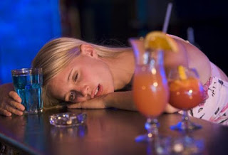 Καλοκαιρινό hangover: τι να φάτε, τι να πιείτε και τι να αποφύγετε - Φωτογραφία 1