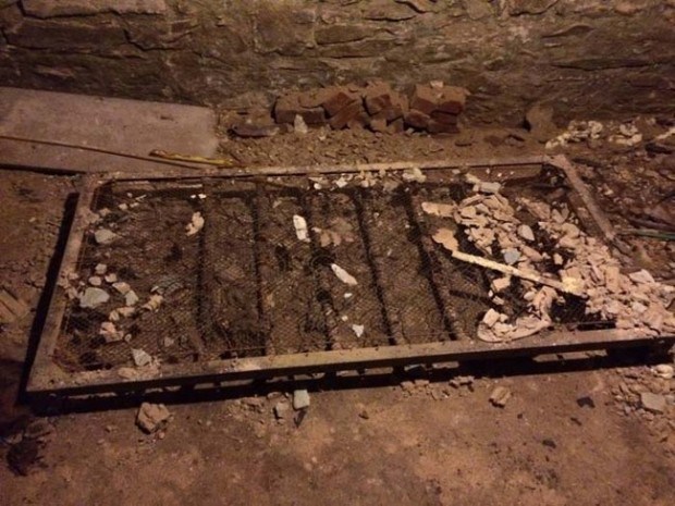 Δύο αδέρφια ανακάλυψαν ένα μυστικό κρυσφήγετο στο σπίτι τους -Τότε συνειδητοποίησαν ότι κάποιος ζούσε κρυφά μαζί τους... [photos] - Φωτογραφία 9