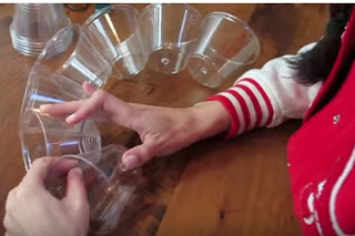 Ένωσε με συρραπτικό πλαστικά ποτηράκια και το αποτέλεσμα είναι απλά μοναδικό... [video] - Φωτογραφία 1