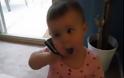 Δείτε τη μόλις 16 μηνών πιτσιρίκα που μιλάει με τον πατέρα της στο τηλέφωνο [video]