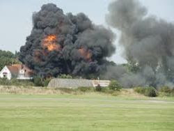 Βρετανία: Μαχητικό αεροσκάφος συνετρίβη σε αεροπορικές επιδείξεις [video+photos] - Φωτογραφία 1
