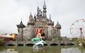 Ο καλλιτέχνης Banksy αποφάσισε να φτιάξει την Disneyland...από την ανάποδη! [video]