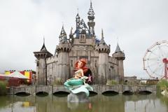 Ο καλλιτέχνης Banksy αποφάσισε να φτιάξει την Disneyland...από την ανάποδη! [video]