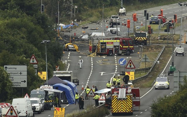 Εντεκα οι νεκροί από τη συντριβή αεροπλάνου στη Βρετανία - Φωτογραφία 1