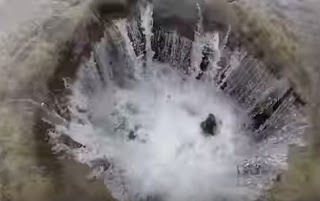 Κανείς δεν ήξερε πως αυτή η Τρύπα θα μπορούσε να καταπιεί μια ολόκληρη λίμνη - Τώρα το φαινόμενο εκπλήσσει ολόκληρο τον κόσμο [video] - Φωτογραφία 1