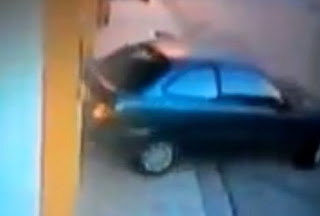 Λαμία: Μπούκαρε σε κατάστημα με κλεμμένο αυτοκίνητο [video] - Φωτογραφία 1