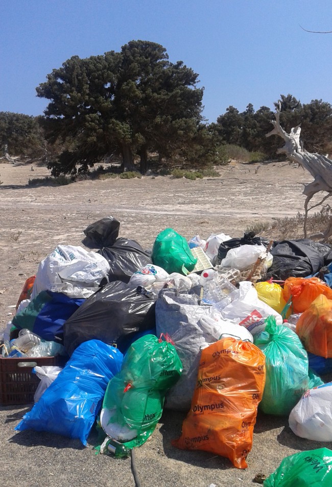 Εικόνες ντροπής στην Χρυσή – Πλημμύρισε από σκουπίδια - Φωτογραφία 2