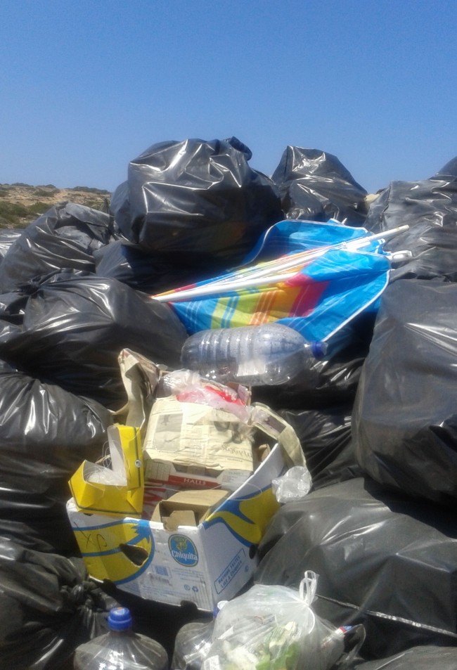 Εικόνες ντροπής στην Χρυσή – Πλημμύρισε από σκουπίδια - Φωτογραφία 3