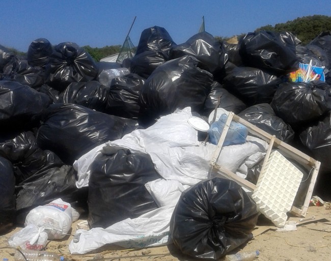 Εικόνες ντροπής στην Χρυσή – Πλημμύρισε από σκουπίδια - Φωτογραφία 4