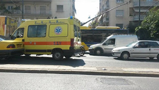 Aσυνείδητος οδηγός στο κέντρο της Αθήνας τραυμάτισε σοβαρά δυο επιβαίνοντες σε μηχανή και τράπηκε σε φυγή [photos] - Φωτογραφία 1