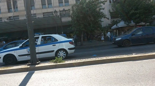 Aσυνείδητος οδηγός στο κέντρο της Αθήνας τραυμάτισε σοβαρά δυο επιβαίνοντες σε μηχανή και τράπηκε σε φυγή [photos] - Φωτογραφία 2