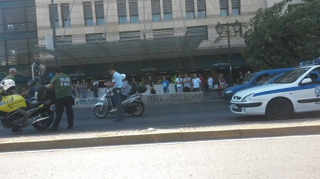 Aσυνείδητος οδηγός στο κέντρο της Αθήνας τραυμάτισε σοβαρά δυο επιβαίνοντες σε μηχανή και τράπηκε σε φυγή [photos] - Φωτογραφία 4