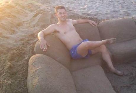 Έφτιαξε το ...σαλόνι του σε παραλία της Ηλείας - Φωτογραφία 1