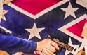 Ρατσιστής αστυνομικός σημαδεύει με πιστόλι στο κεφάλι μαύρο παιδάκι