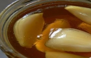 Δεν φαντάζεστε γιατί βάζει σκόρδο μέσα στο μέλι… Θα το κάνετε και εσείς - Φωτογραφία 1
