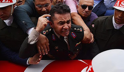 Τούρκος αντισυνταγματάρχης ξέσπασε στην κηδεία του αδελφού του κατά του Ερντογάν - Φωτογραφία 1