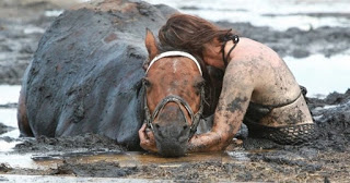 Ήταν απελπισμένη, το άλογό της πνιγόταν... Αυτό που έκανε όμως ήταν εκπληκτικό - Φωτογραφία 1