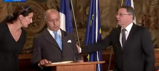 Βίντεο Σοκ: Ο Γάλλος ΥΠΕΞ καταρρέει μπροστά στις κάμερες - Φωτογραφία 1