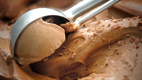 Δείτε ένα κόλπο για να μην γίνεται “πέτρα” το παγωτό στην κατάψυξη! [photo] - Φωτογραφία 1
