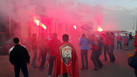 ΜΟΝΟ ΕΣΥ ΠΑΟ ΔΙΝΕΙΣ ΤΕΤΟΙΕΣ... ΧΑΡΕΣ! ΣΤΟ ΑΕΡΟΔΡΟΜΙΟ ΟΠΑΔΟΙ ΤΗΣ ΚΑΜΠΑΛΑ... (PHOTOS) - Φωτογραφία 2