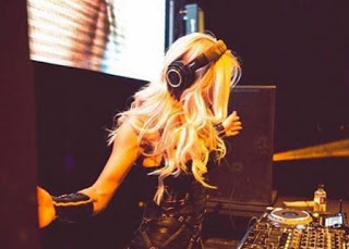 Η ξανθιά DJ που βάζει φωτιά στα πάρτι και τρελαίνει τον αντρικό πληθυσμό [photos] - Φωτογραφία 1