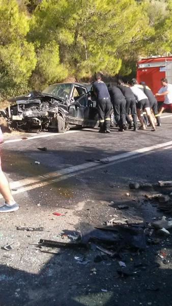 Μια νεκρή και 4 τραυματίες σε τροχαίο στην εθνική οδό Ζαχάρως - Κυπαρισσίας [photos] - Φωτογραφία 2