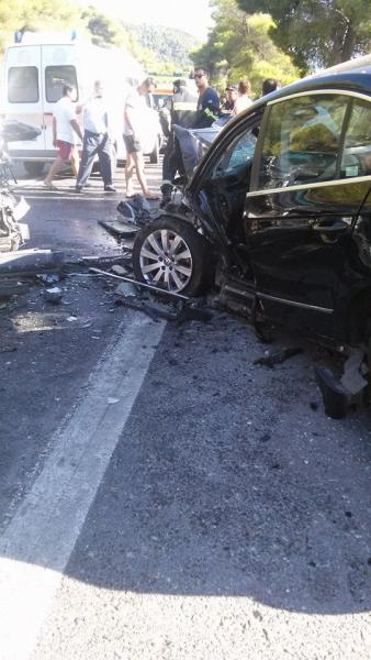 Μια νεκρή και 4 τραυματίες σε τροχαίο στην εθνική οδό Ζαχάρως - Κυπαρισσίας [photos] - Φωτογραφία 3