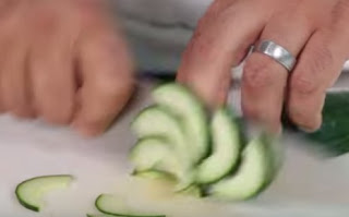 6 κόλπα με μαχαίρι που θα διευκολύνουν την ζωή σας στην κουζίνα... [video] - Φωτογραφία 1
