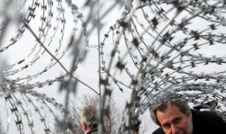 Έφτιαξαν φράχτη για τους μετανάστες στα σύνορα Ουγγαρίας - Σερβίας - Φωτογραφία 1