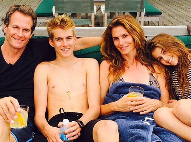 Οι διακοπές της Cindy Crawford με τα παιδιά της [photos] - Φωτογραφία 2