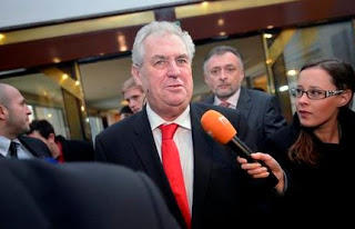 Προκλητικός ο πρόεδρος της Τσεχίας: Θα μπούμε στο ευρώ μόλις φύγει η Ελλάδα - Φωτογραφία 1