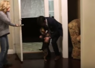 Ένας άντρας έλειπε από το σπίτι του 2 χρόνια - Τι έγινε όταν τον είδε ο σκύλος του; Κάτι πολύ συγκινητικό… [video] - Φωτογραφία 1