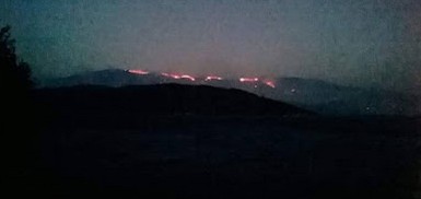 Νύχτα τρόμου και αγωνιάς: Στις φλεγόμενες περιοχές της Μυτιλήνης - Ανεξέλεγκτη η φωτιά μέσα σε χαράδρες [photo+video] - Φωτογραφία 6