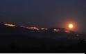 Νύχτα τρόμου και αγωνιάς: Στις φλεγόμενες περιοχές της Μυτιλήνης - Ανεξέλεγκτη η φωτιά μέσα σε χαράδρες [photo+video]