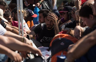 Ένταση με πρόσφυγες στην ουδέτερη ζώνη Ελλάδας - ΠΓΔΜ - Φωτογραφία 1