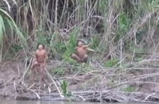 Δείτε αυτή την Φυλή από τον Αμαζόνιο ναβγαίνει για πρώτη φορά από τη ζούγκλα... [video] - Φωτογραφία 1
