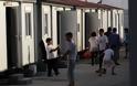 Εκατοντάδες πρόσφυγες στην πλατεία Βικτωρίας λόγω υπερπληρότητας στον Ελαιώνα