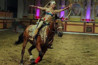 Άλογο ποδοπατά και σκοτώνει σε επίδειξη 24χρονη κοπέλα - Βίντεο που κόβει την ανάσα - Φωτογραφία 1