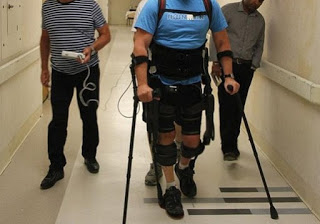 Παράλυτος άνδρας μπόρεσε να περπατήσει με ρομποτικό εξωσκελετό [photos] - Φωτογραφία 1