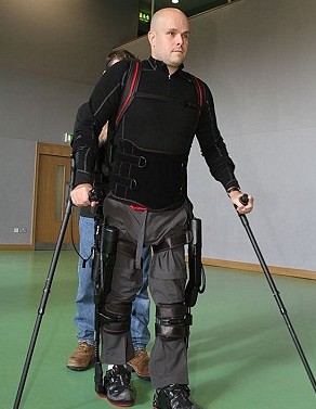 Παράλυτος άνδρας μπόρεσε να περπατήσει με ρομποτικό εξωσκελετό [photos] - Φωτογραφία 2