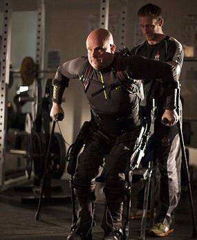 Παράλυτος άνδρας μπόρεσε να περπατήσει με ρομποτικό εξωσκελετό [photos] - Φωτογραφία 3