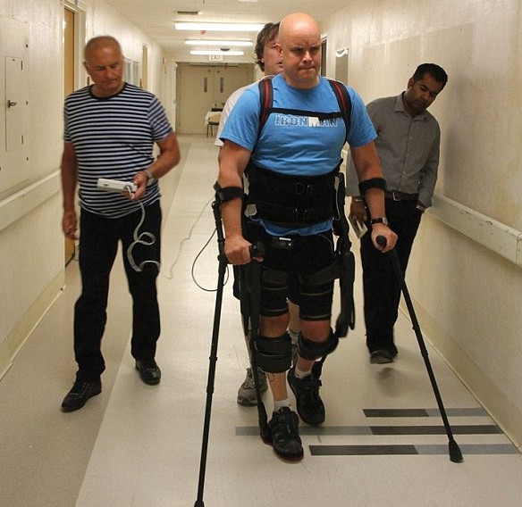 Παράλυτος άνδρας μπόρεσε να περπατήσει με ρομποτικό εξωσκελετό [photos] - Φωτογραφία 4